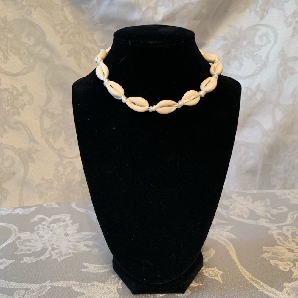white shell choker